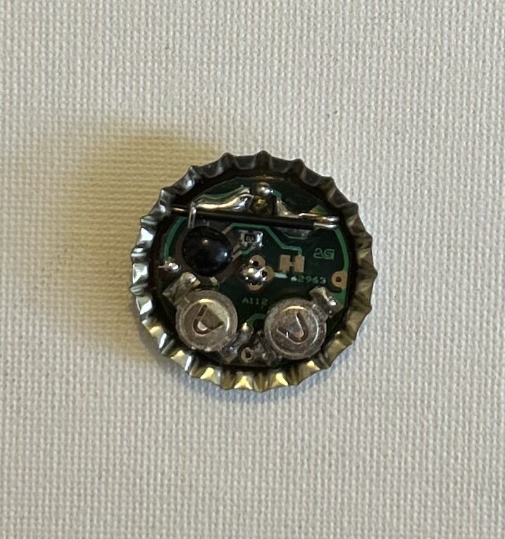 BUD LIGHT BEER FLASHING BOTTLE CAP PIN
