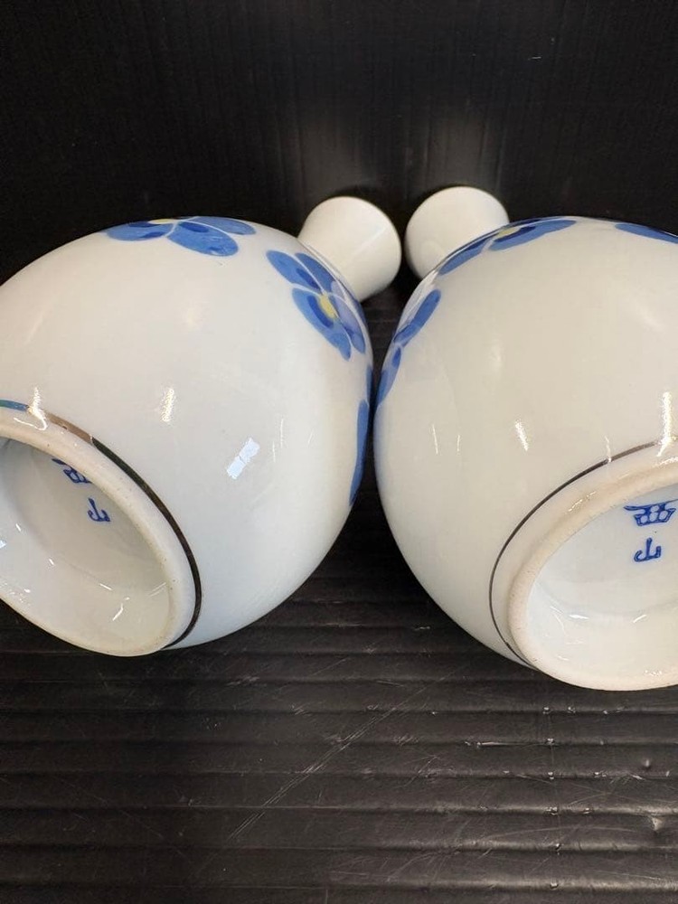 ✨Arita ware✨Ceramic sake bottle with blue flower pattern