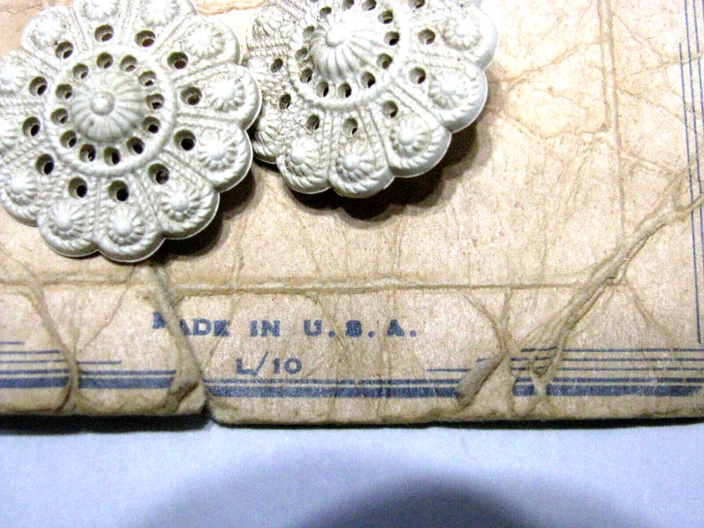 Vintage Buttons-On Card-Plastic-Reticulated