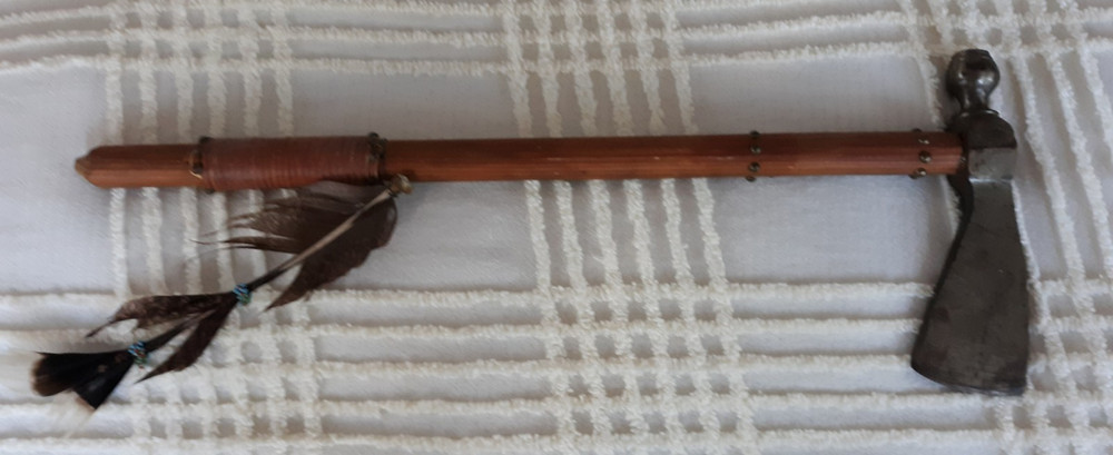 Tomahawk with Smoking Bowl - age Ax - Beads, feather & Studs - AX