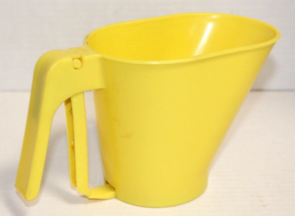 Vintage Yellow Rubbermaid 3 Cup Squeeze Handle Sifter
