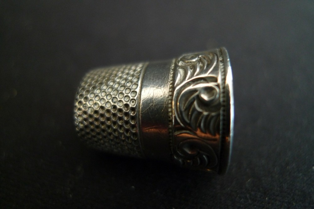 VINTAGE STERLING SILVER SEWING THIMBLE SCROLL DESIGN EDGING SIZE 10