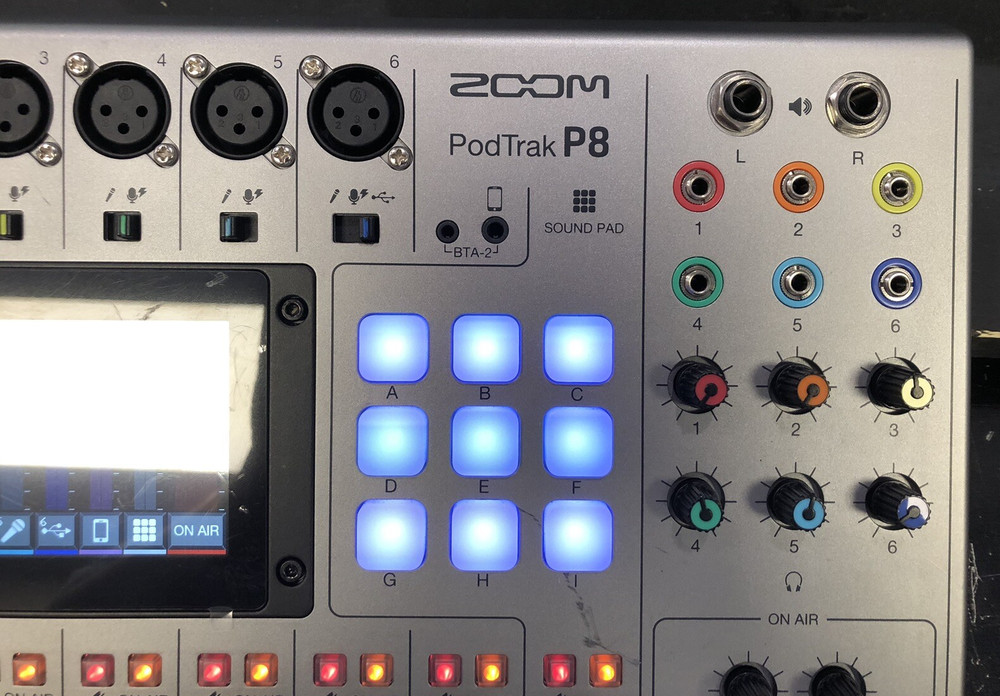 Zoom PODTRAKP8 Podcast Recorder Tracking