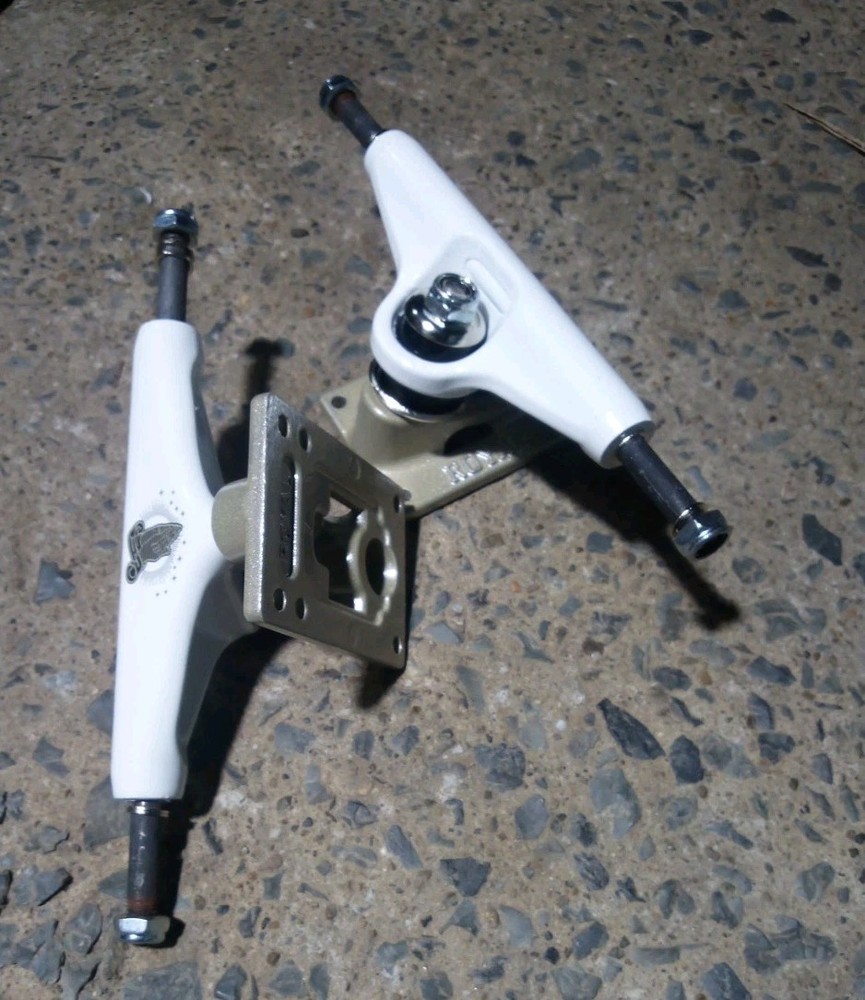 NOS ROYAL Trucks Mid 2000's - 1 Set - 2 Trucks. Skateboard Hardware