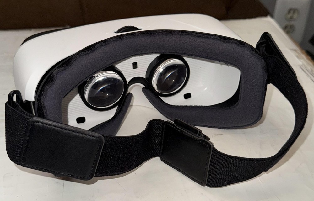 Samsung Gear VR Headset Powered by Oculus Virtual Reality Adjustable Strap