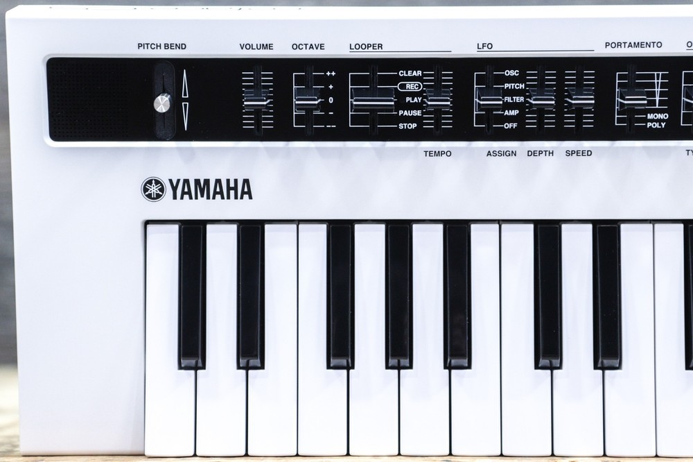 Yamaha Reface CS 8-Note Polyphonic Virtual Analog 37-Key Mobile Mini Synthesizer