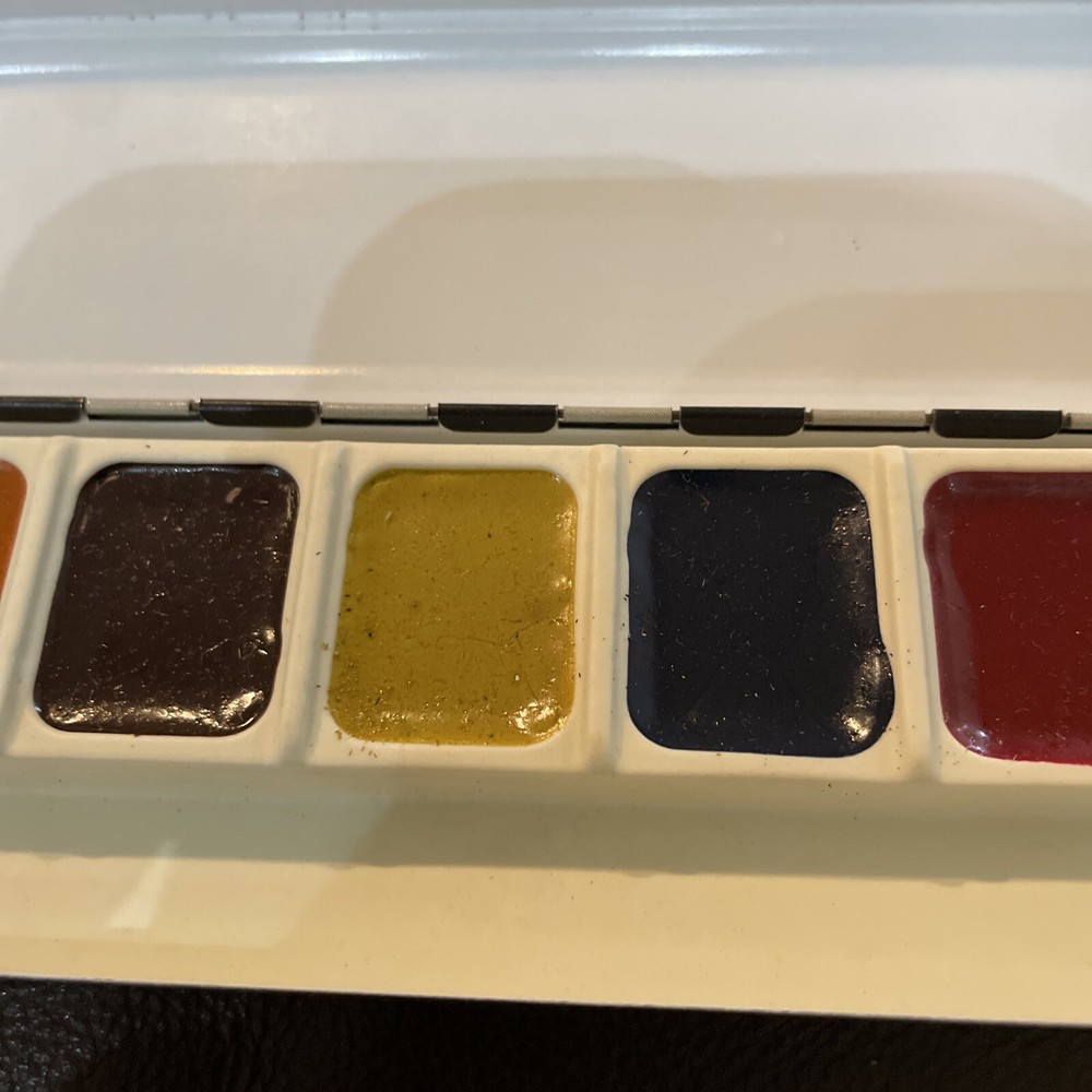 B22- Sargent Junior Play Paint Tin