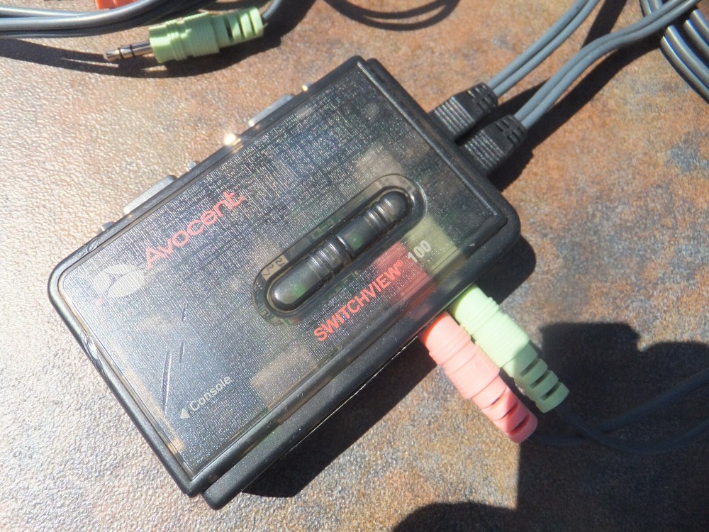 2 Avocent Switchview 100 Two Port, 2SV11BND1 With Cables