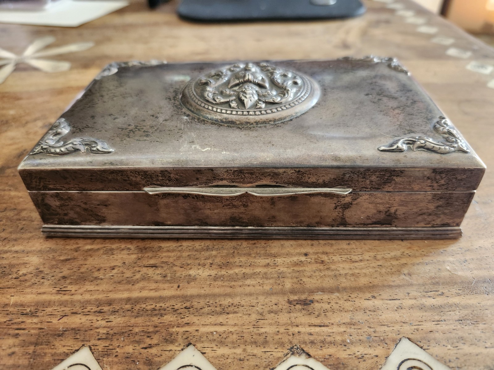 Vintage Sterling Silver Repousse Deity Box Thainakon Thailand Burl Lined 418g