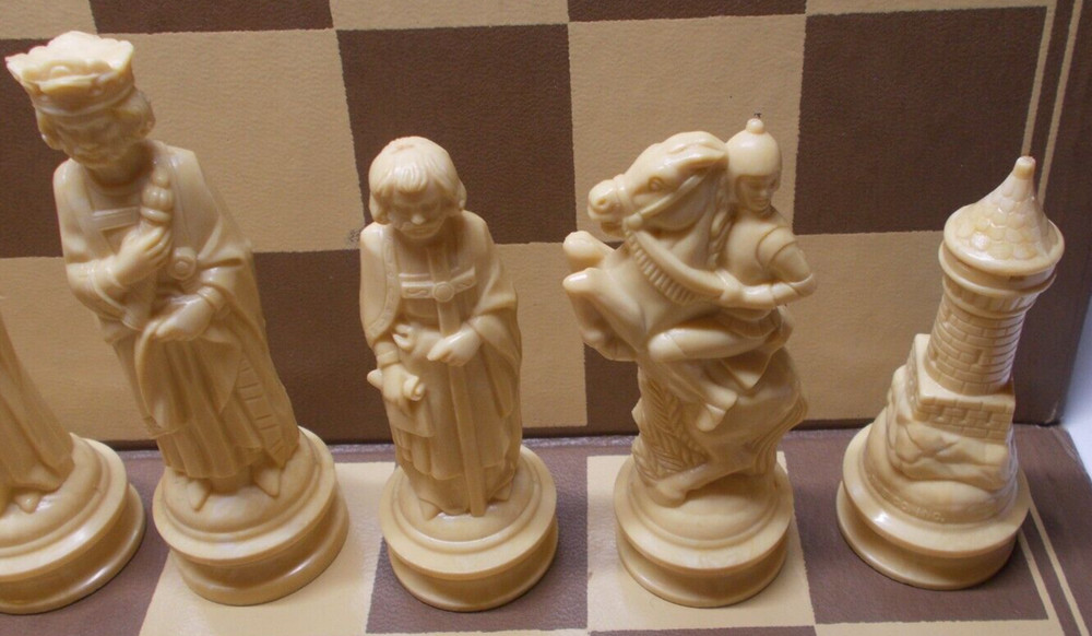 Vintage E. S. Lowe Renaissance Chessmen 1959