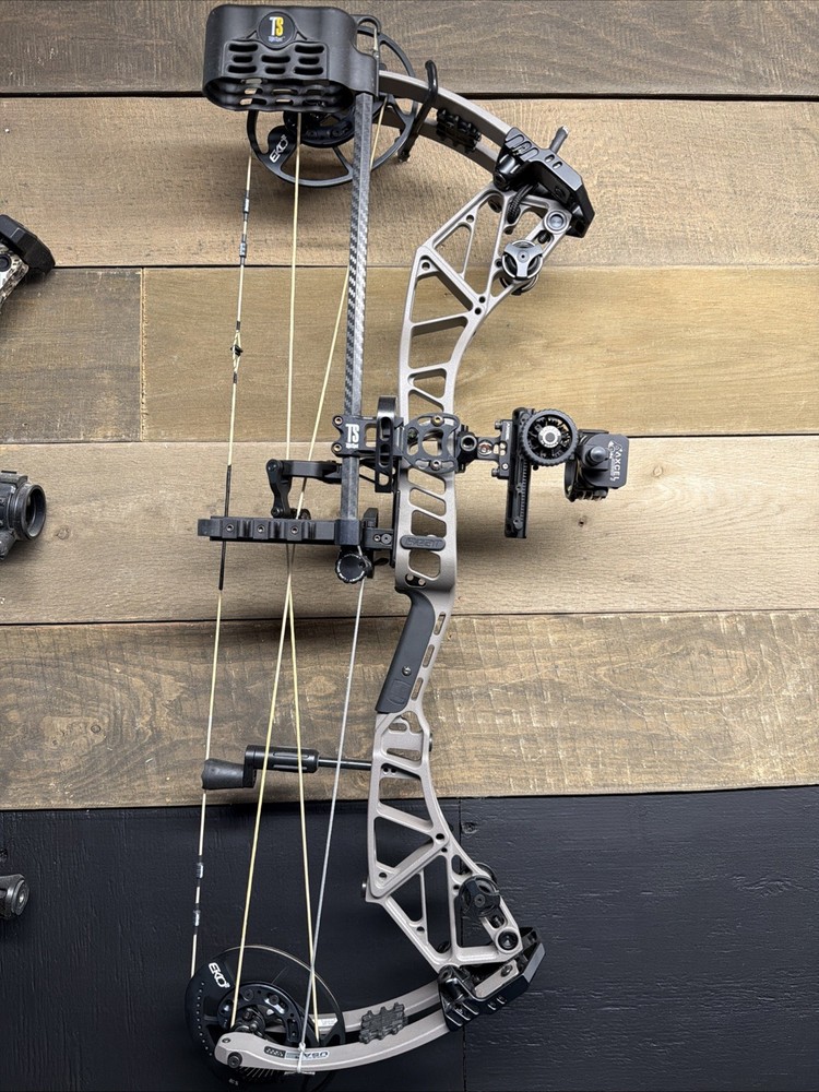 Bear Redeem compound bow Loaded 70#
