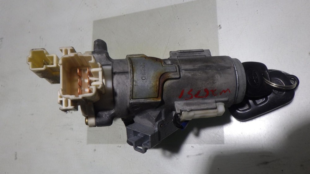 03 TOYOTA COROLLA Ignition W/Key