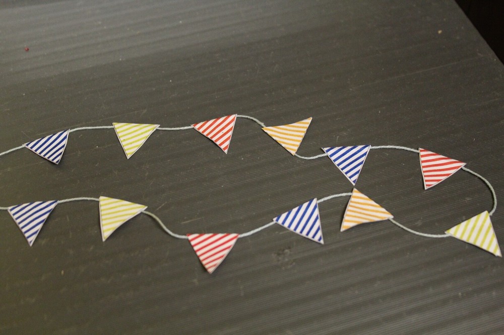 DOLLS HOUSE MINIATURE (  String Of Bunting