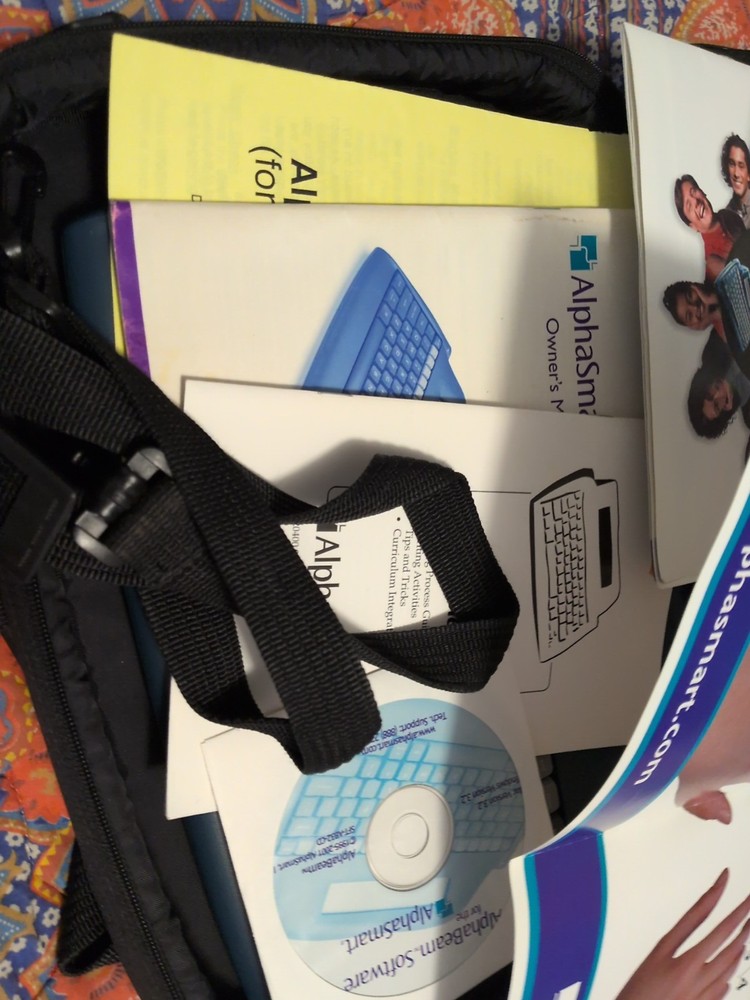 AlphaSmart 2000 Portable Keyboard Word Processor W/Carry Case Booklets CD
