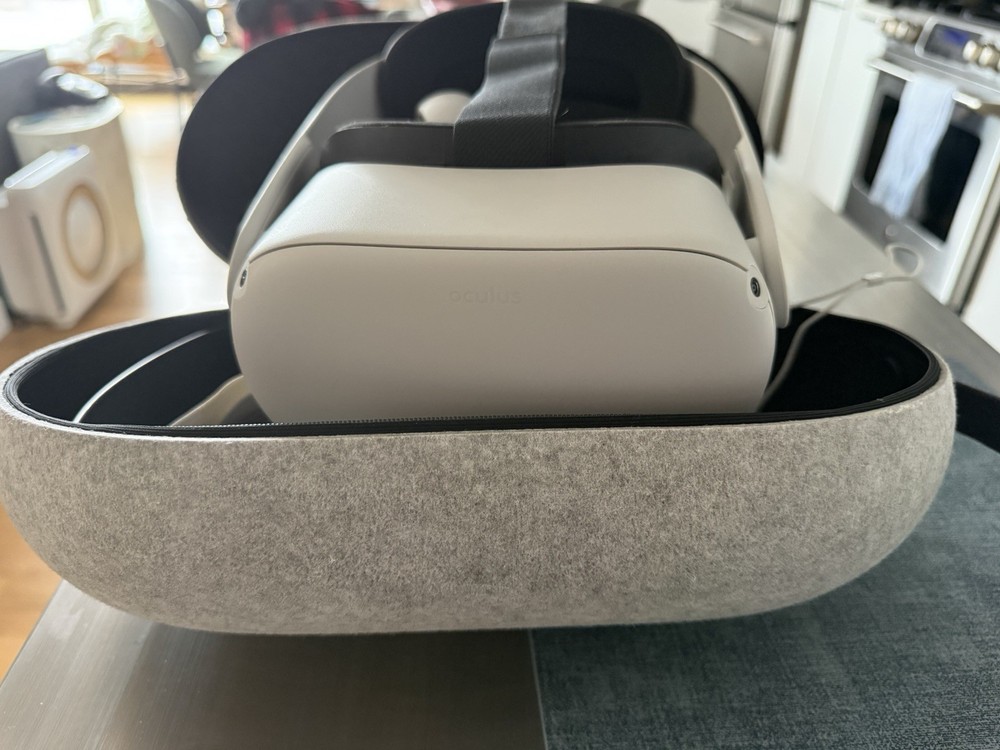 Meta Oculus Quest 2 VR Headset (2021) + 2 Controllers + Carrying Case