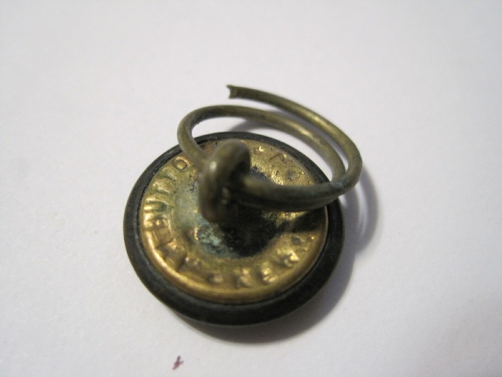 Antique WW1 U.S. Button (1901 - 1920) AM Button Co. Shield Raised