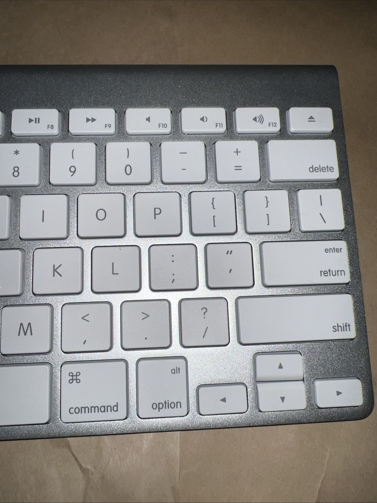 Apple A1314 Wireless Keyboard - Silver With White Keys