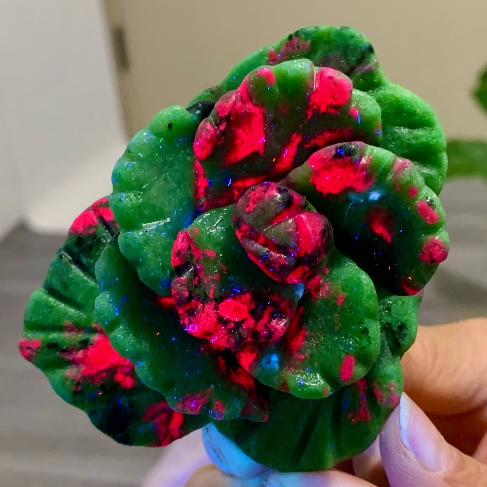 237G Natural green Ruby zoisite(anylite)crystal Carving rose glow under UV light