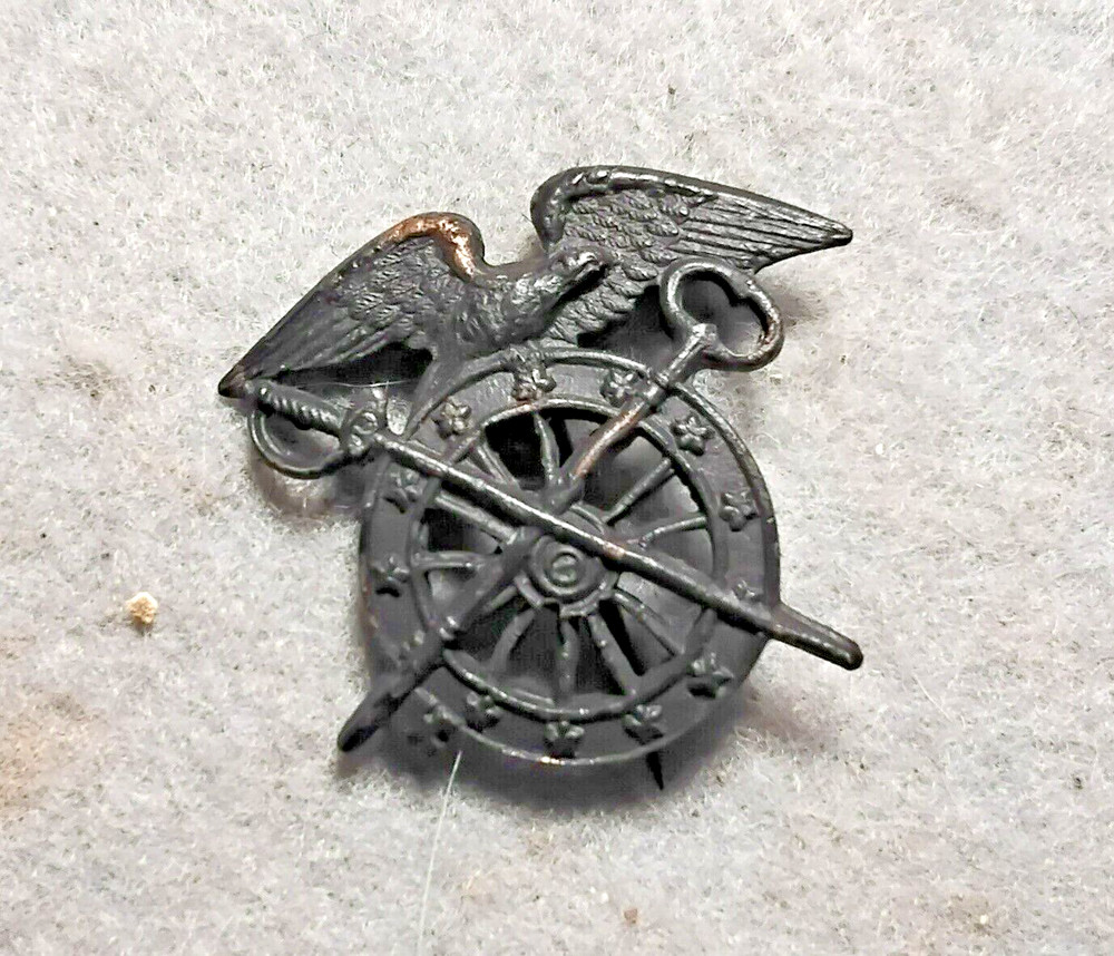 WWI US Army Quartermaster Insignia intact pin, Eagle facing left, EC