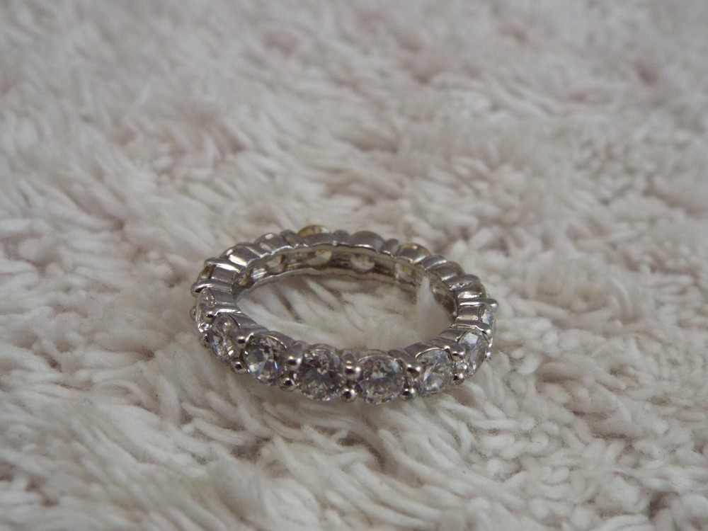 Silvertone Rhinestone Band Ring ~ Size 8 (G3)