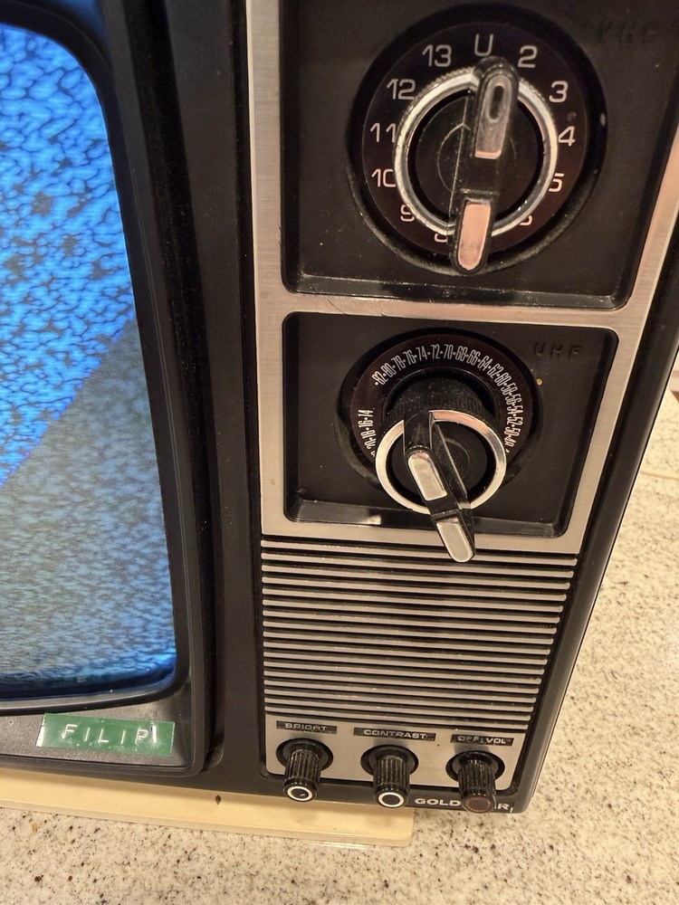 1982 Goldstar VR-206 Black & White 12" Solid State CRT Television WORKS; Used