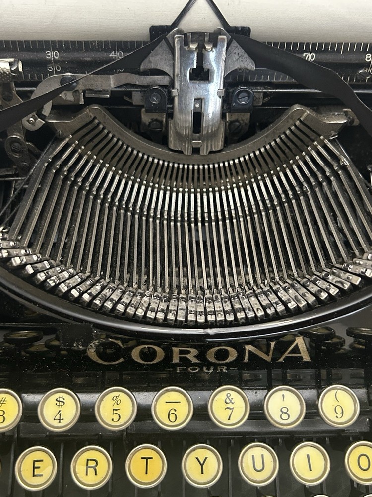 Corona Portable Typewriter Black with Case