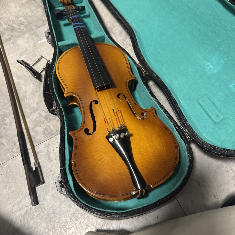 Lark Violin & Case. M5002-2