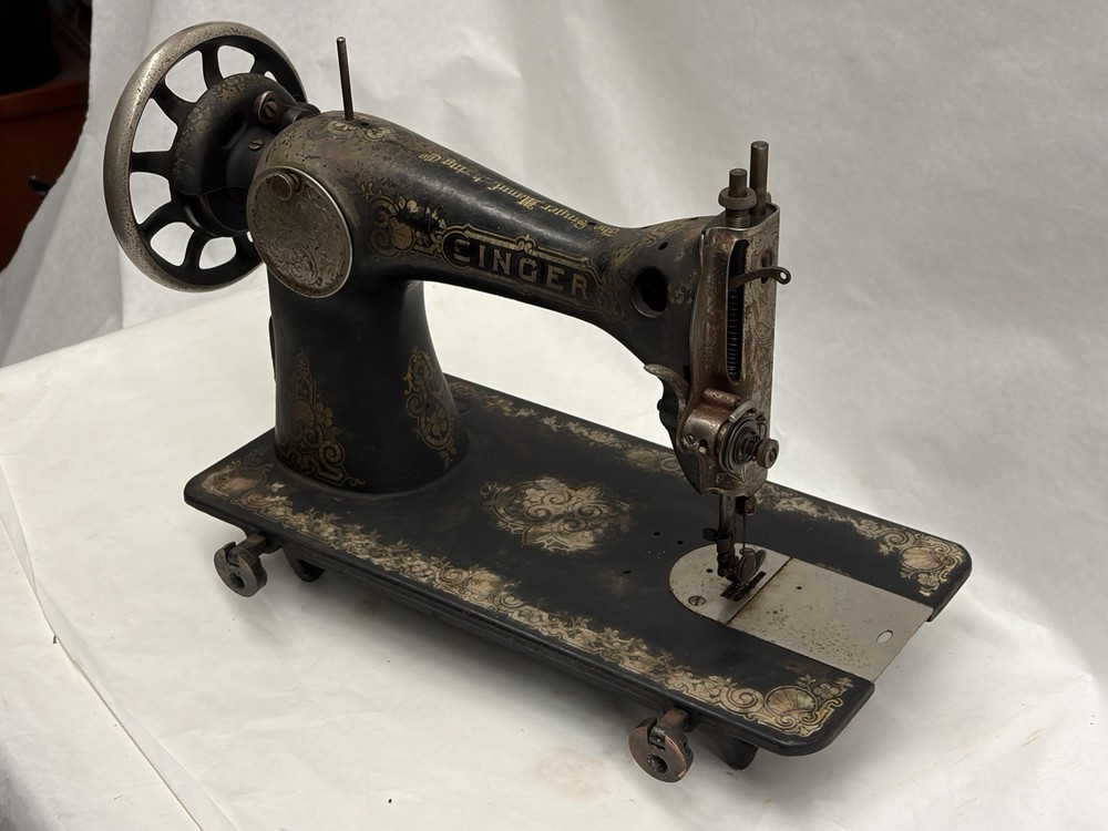 ANTIQUE SINGER SEWING MACHINE