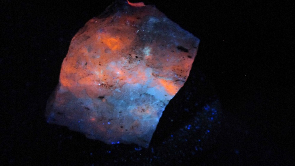 Fluorescent mineral rock Tenebrescent Hackmanite Canada S85