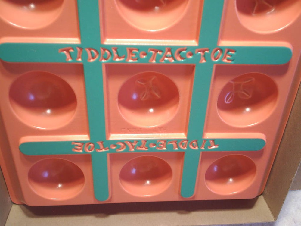 1955 TIDDLE TAC TOE GAME Complete,schaper plastic game,pieces still sealed,tic