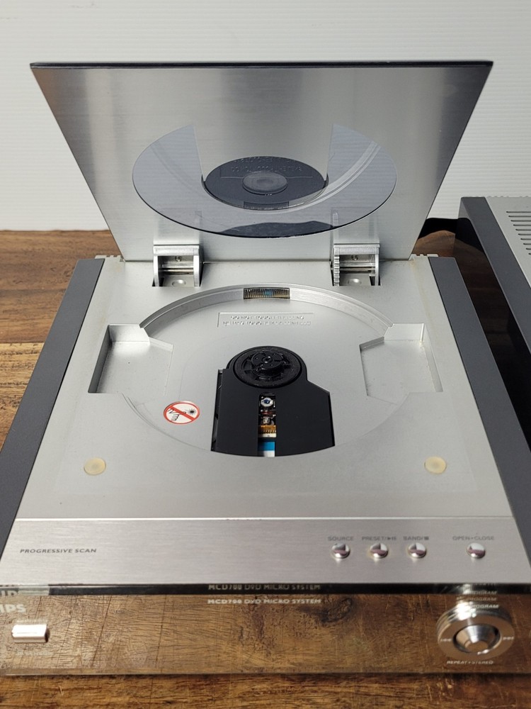 Philips MCD700/37 Micro Theatre DVD/CD Tuner/Amp NO Spkrs/Remote NON WORKING