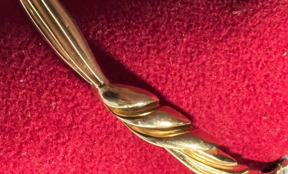Stunning 14k Gold bangle 19 grams bracelet/with clasp