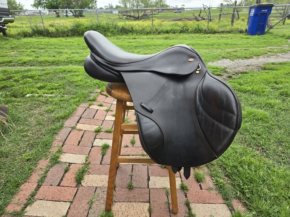 Kent & Masters S-Series Jump Saddle 17.5"