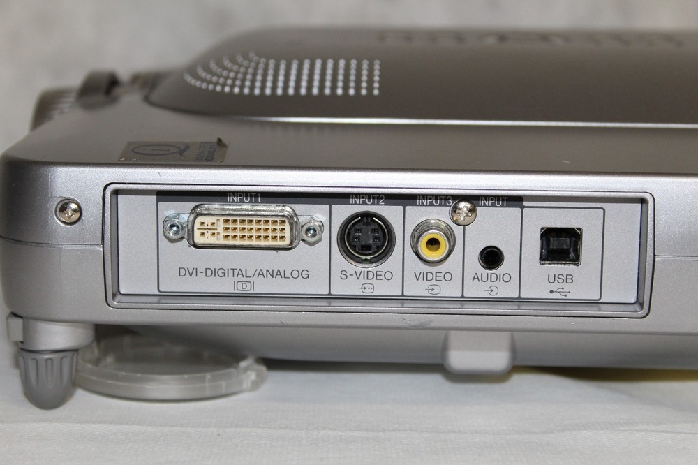 SHARP NOTEVISION M20X DIGITAL VIDEO PROJECTOR WITH REMOTE AND CARING CASE