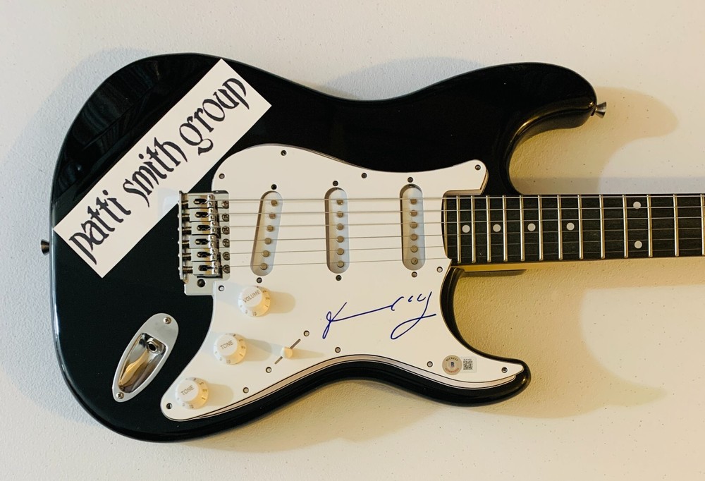 PATTI SMITH Signed Guitar Beckett Authentic