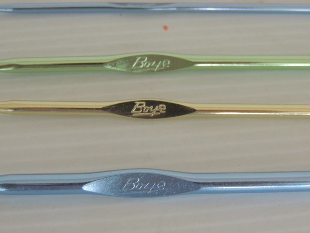 vintage crochet hooks lot