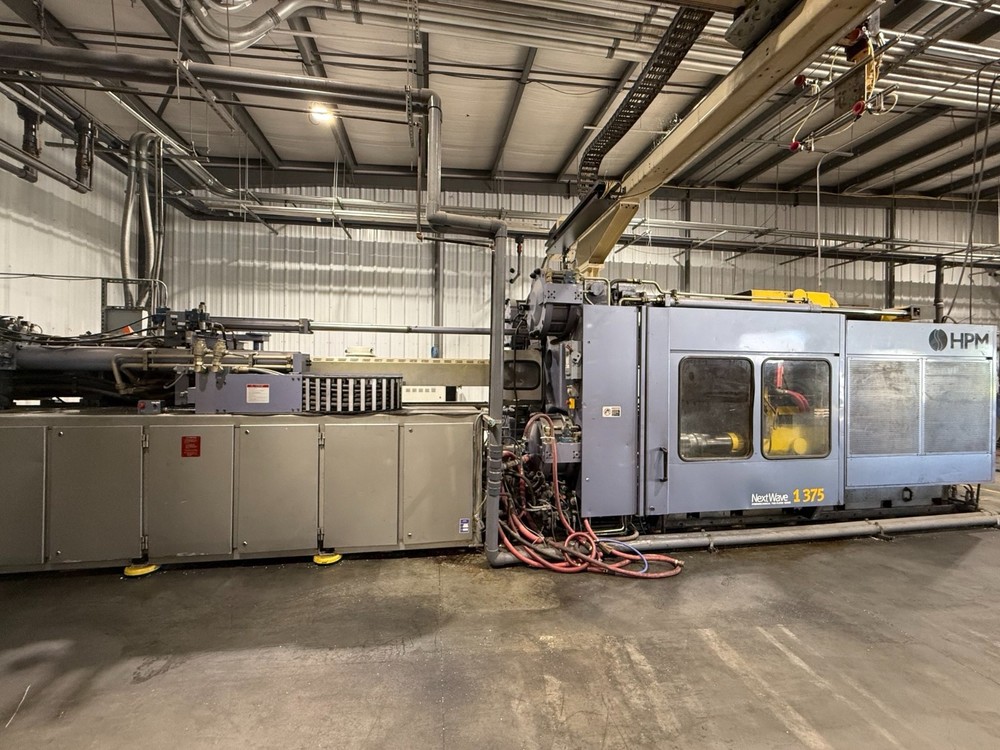 1998 HPM 1375 ton Next Wave injection molding machine with AEC robot