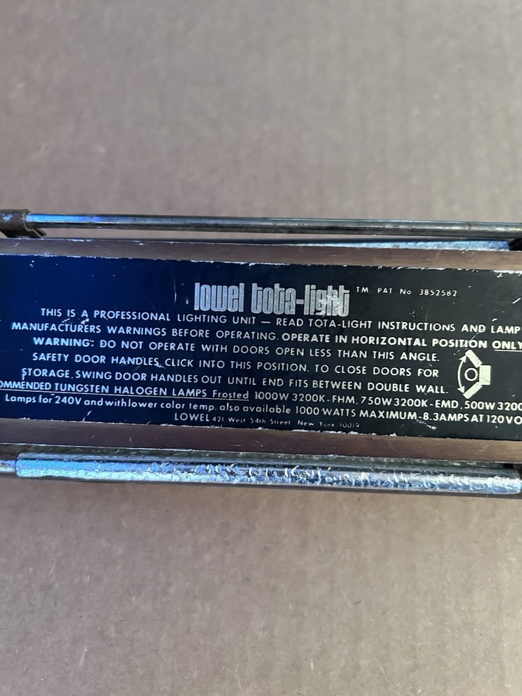 Lowel Tota-Light 1000W Tungsten Continuous Studio Light, 1 Unit, 120V