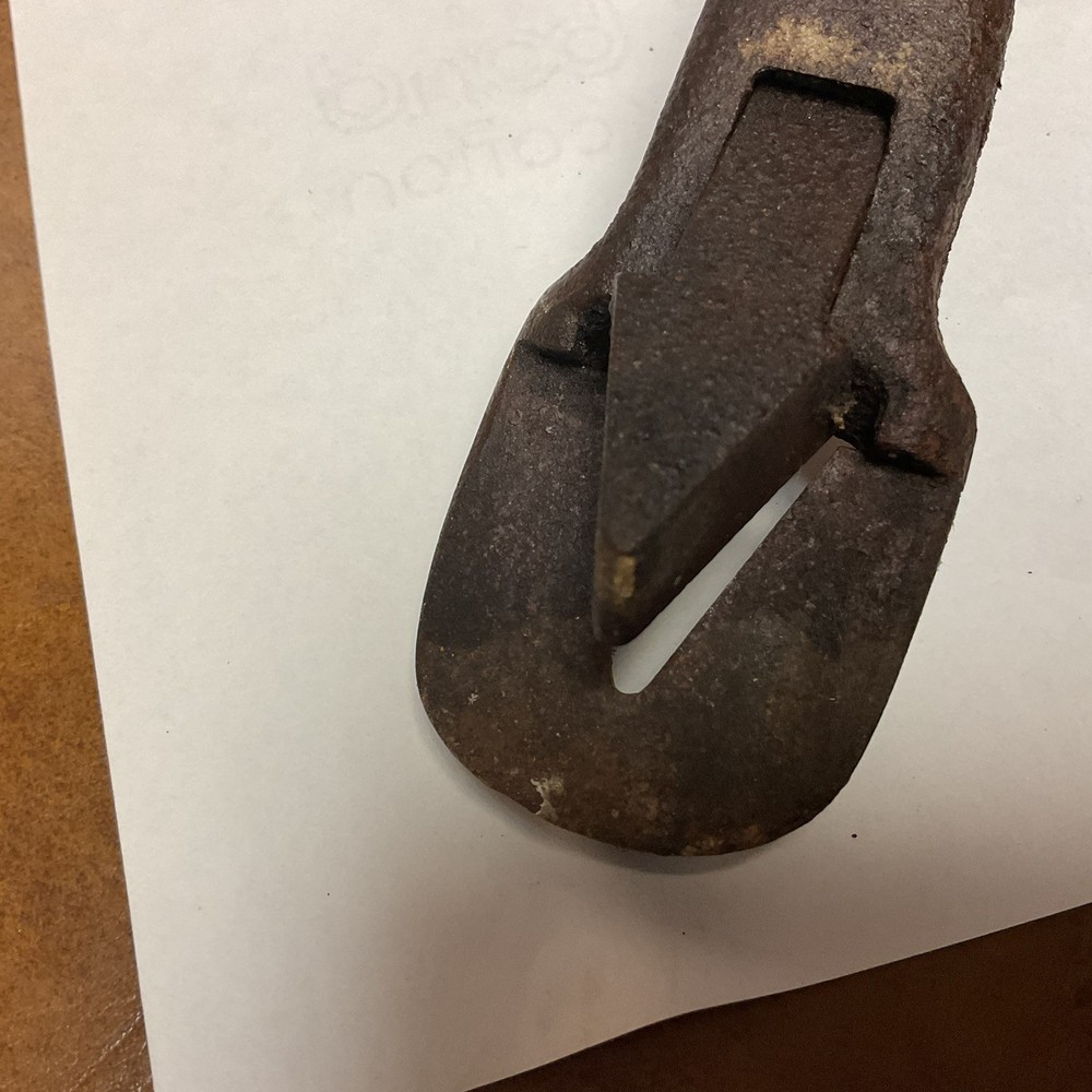 Vintage Cattle Ear Notcher. Good , Rusty. Works.