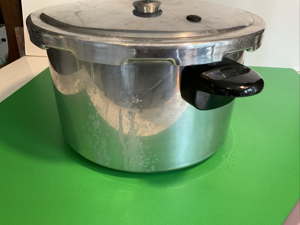 Vintage Presto Model 01282 8-Quart Pressure Cooker
