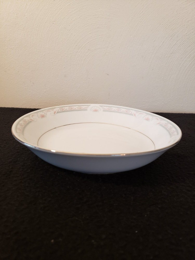 CROWN MING FINE CHINA 5PC. DINNERWARE PLACE SETTING "COQUILLE" PATTERN