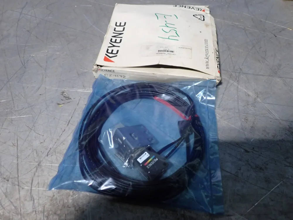 KEYENCE  CZ-H32 SENSOR HEAD  10251190349