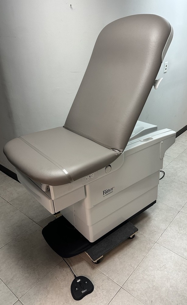 Midmark  224 Power Hi-Low Exam Table with Foot Control