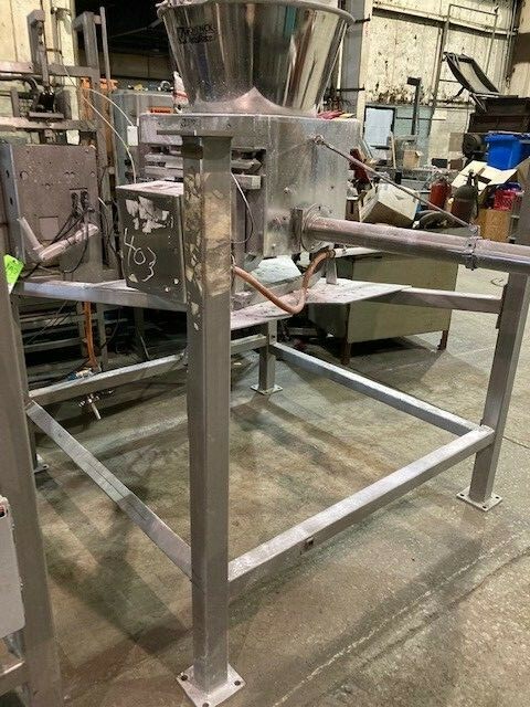 SUPERSACK UNLOADING SYSTEM WITH HOIST AND ACCURATE AUGER FEEDER