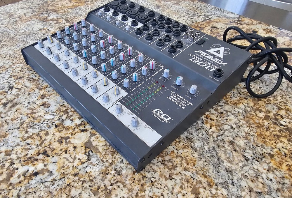 peavey 300 UNITY SERIES 12 CHANNEL COMPACT STEREO CONSOLE.