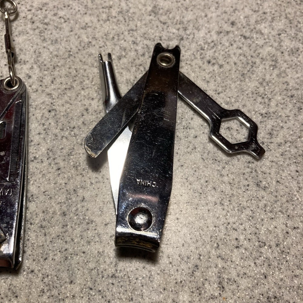 2 BASS PRO SHOPS Clipper tools 20'' Retractable Clip on Multi Tools- Vintage