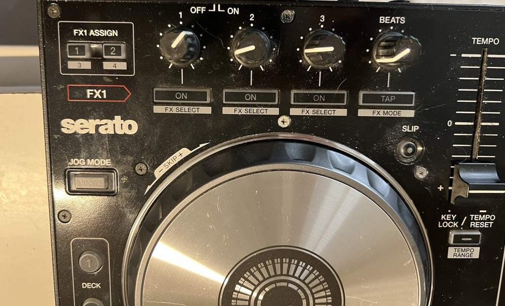Pioneer DDJ-SR Digital DJ Controller Comes With Extras please read description