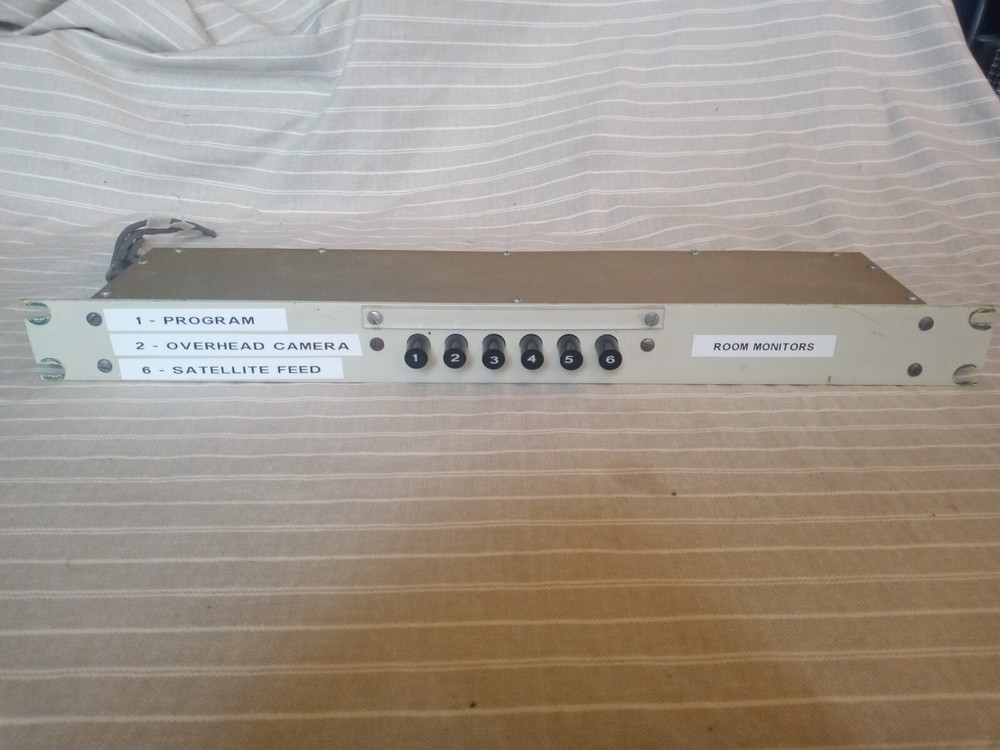 Vintage Dynair Electronics model VS-6A 6-Input Video Rackmount Switch