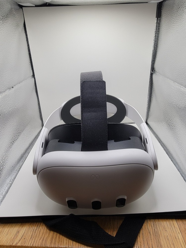 Meta Quest 3 VR Headset 128GB w/ Controllers & Pro Strap - Excellent