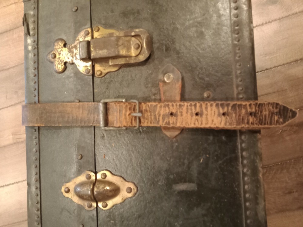 Mendel travel trunk antique locked, no key